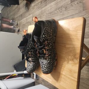 Nike size 11.5 black tennis shoe